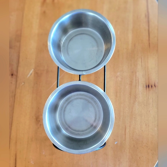 STAINLESS STEEL DOG BOWL SET IN ROD IRON FEEDER - Picture 3 of 4